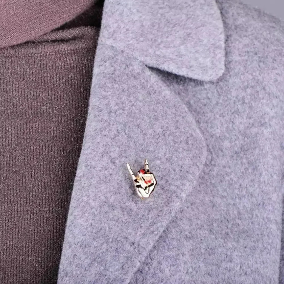 VQ Hand Brooch - Picture 3 of 4